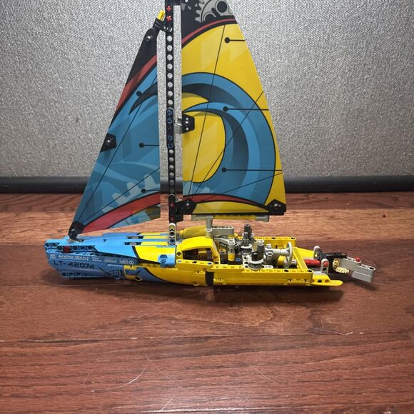 LEGO TECHNIC: Racing Yacht (42074) Complete - Picture 5 of 9